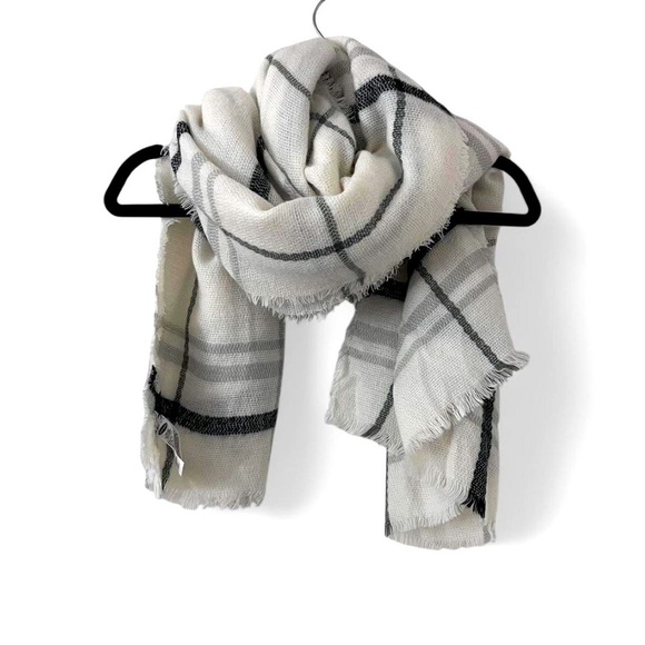 Old Navy Accessories - Plaid Fringe Scarf in Black and White